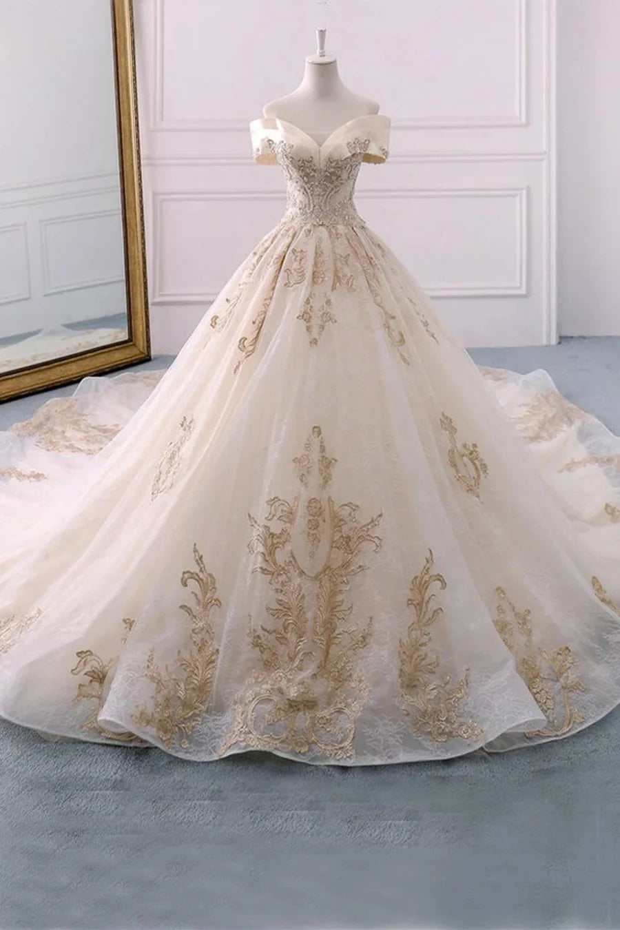 Vestido de novia bordado con hombros descubiertos